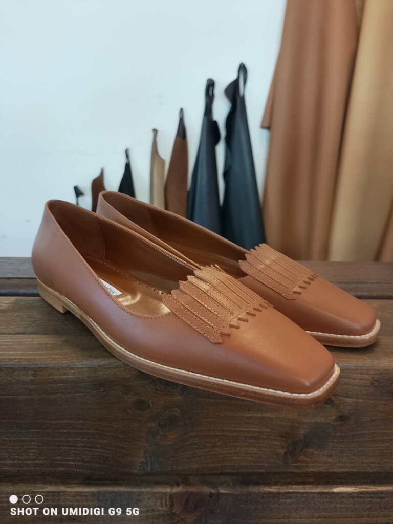 「マノロブラニク ブランド靴 修理 横浜|新品パンプスを横から見たソールの状態。まだ補強がされていないため、コバ(ソールの側面)やつま先部分の削れが発生しやすいリスクがあります。当店の職人は自然な仕上げで補強し、まるで最初から貼られていたかのような美しい仕上がりを提供します。」