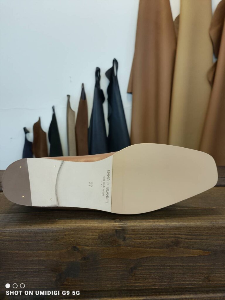 「マノロブラニク 靴修理 横浜|新品パンプスにハーフラバーを施工後の全体像。ソールの色味に近いラバーを選定し、まるで最初から貼られていたかのような自然な仕上がり。横浜エリアはもちろん、全国から郵送 靴修理のご依頼を多数いただいています。」