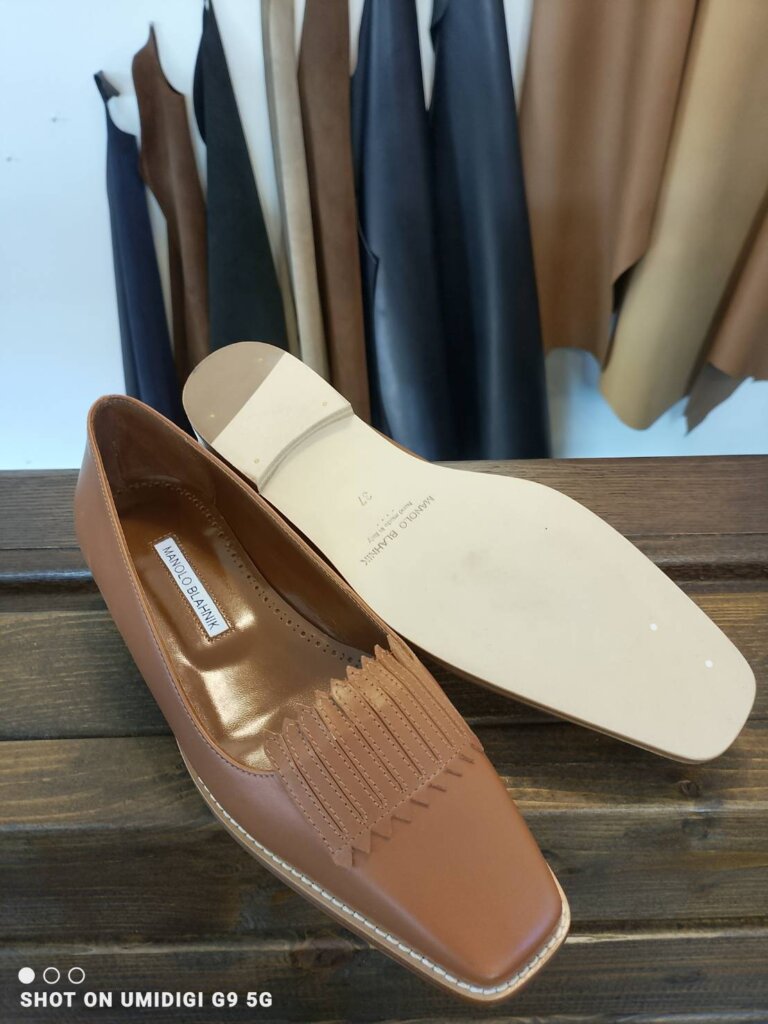 「マノロブラニク パンプス 靴修理 横浜|新品購入直後のレザーソール未補強状態。高級ブランド特有の薄いソールは摩耗や削れに弱く、滑りやすいのが特徴。当店では新品の段階でハーフラバーを貼ることで、横浜エリアをはじめ全国から多くのご依頼をいただいています。」