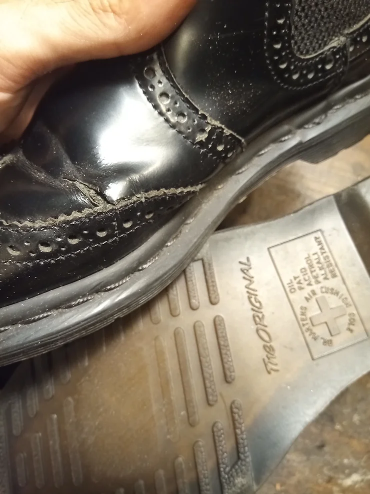 ドクターマーチン 革に穴 修理(Dr.martens)【職人技】靴修理専門店Order靴修理修平 修理前