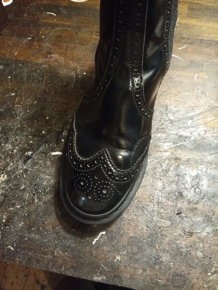 ドクターマーチン 革に穴 修理(Dr.martens)【職人技】靴修理専門店Order靴修理修平 修理後