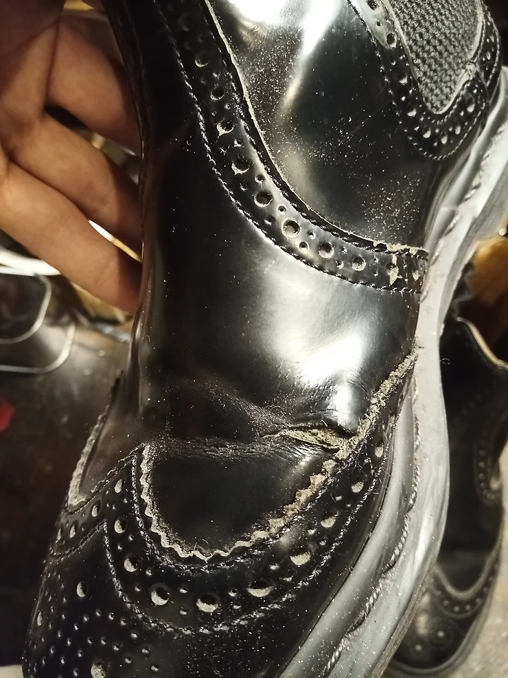 ドクターマーチン 革に穴 修理(Dr.martens)【職人技】靴修理専門店Order靴修理修平 修理前
