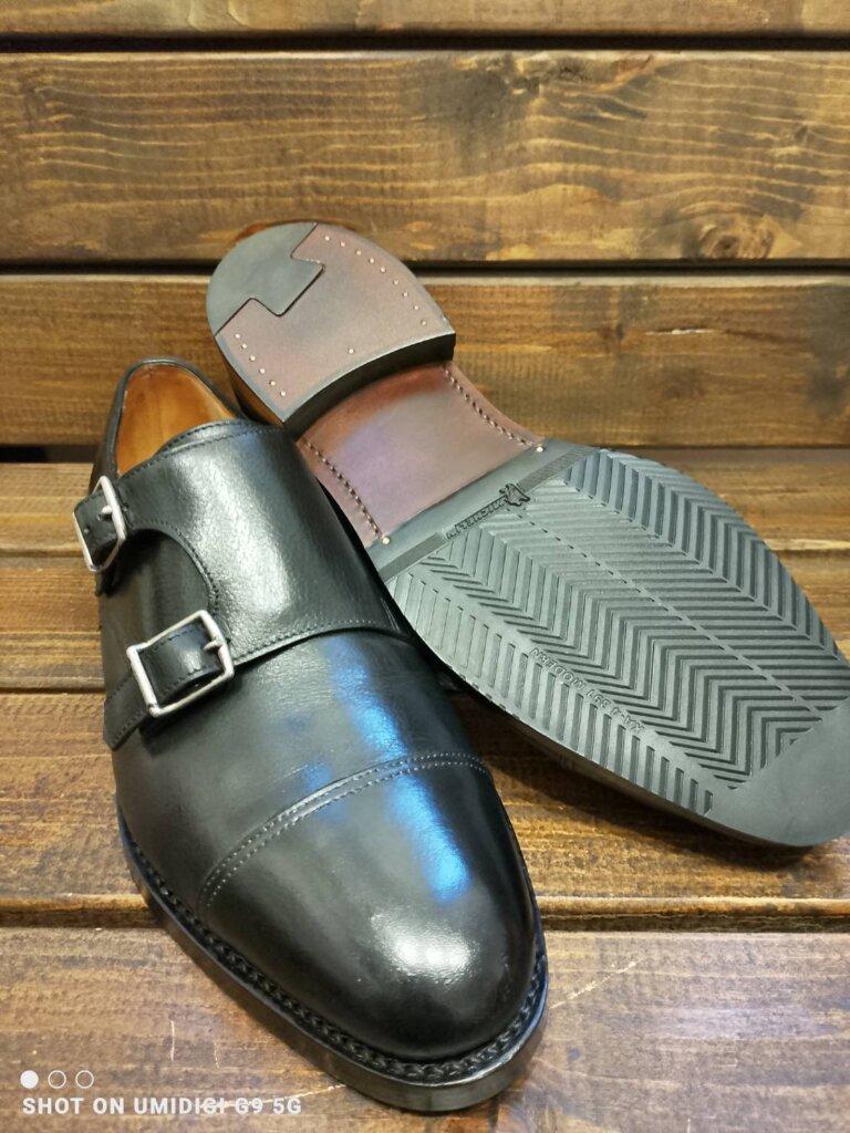 ジョンロブ 靴修理専門店 ジョンロブのダブルモンクシューズをシングルソール化し、ミシュラン製ハーフラバーを貼り付けた修理後のアウトソール写真。革とラバーの境目やヒールの再構築が明確に確認できる構図。