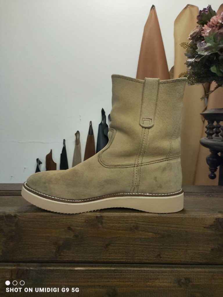 レッドウィング 8168 ベコスブーツ 修理後｜横浜店でスポンジソールにオールソール交換し、ベージュカラーでクラシカルかつ柔らかな印象に仕上げた事例
