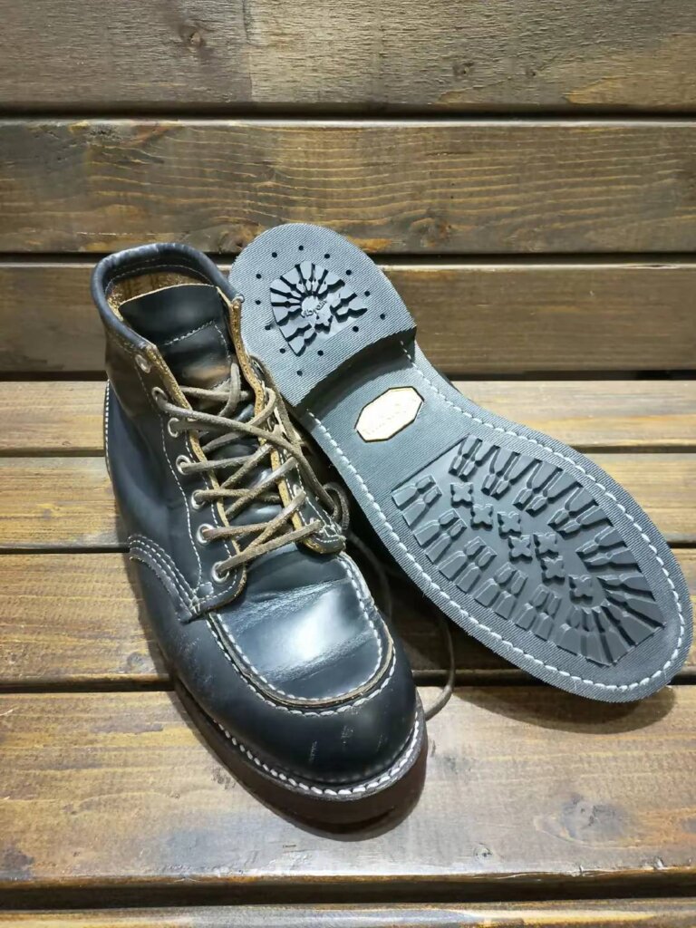 レッドウィングブーツ修理後。新品交換されたVibramソールのトレッドパターンと美しく磨かれたアッパー。
