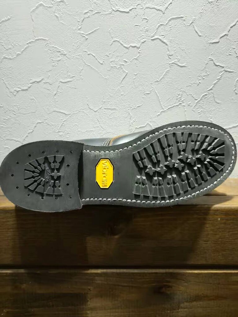 レッドウィングブーツ修理後。耐久性とグリップ力に優れたVibramソールの新品交換部分を接写。