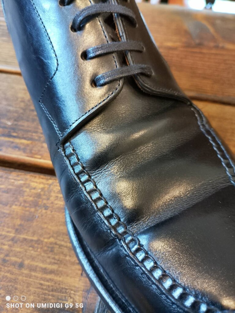 職人が手縫いで美しく修復したシェットランドフォックス Uチップのスキンステッチ修理後の状態