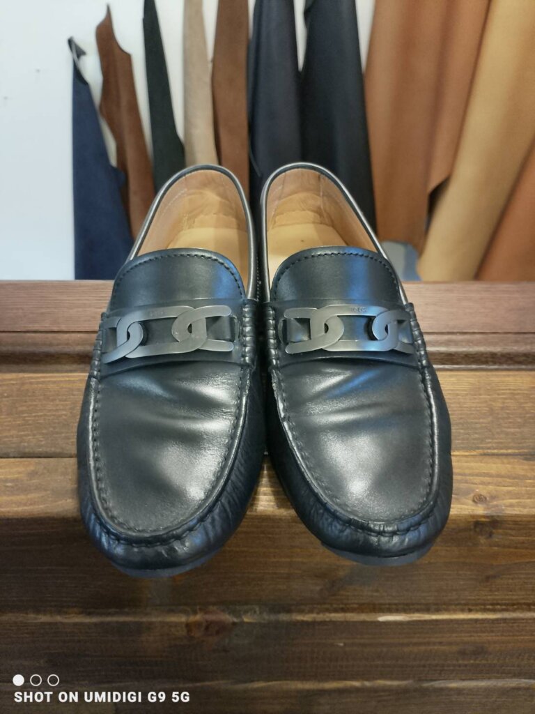 トッズ ドライビングシューズ 修理後の写真。つま先の穴はパテ補強で自然に補修され、かかとの削れも補強済み。強度と見た目を両立した職人仕上げで、再び快適に履ける状態に蘇りました。