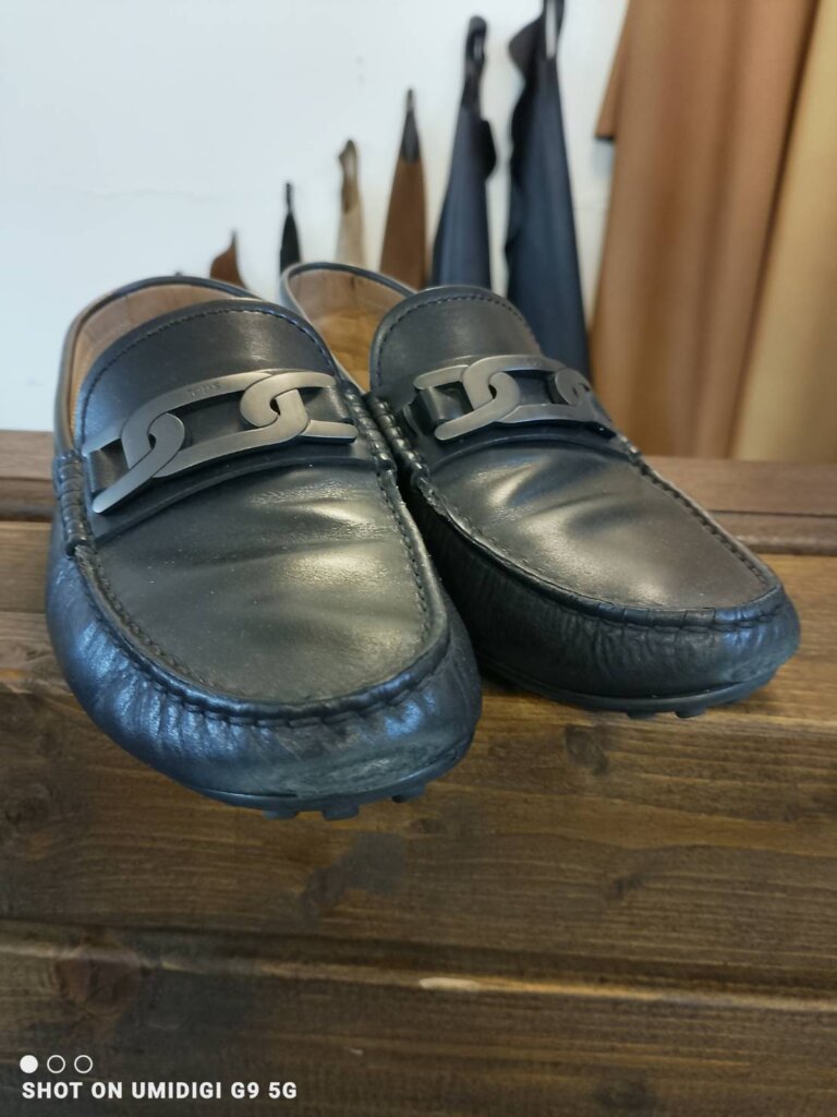 トッズ ドライビングシューズ 修理前の写真。つま先の穴やかかとの削れによって耐久性が低下しており、このまま使用するとさらにダメージが広がる危険がある状態でした。