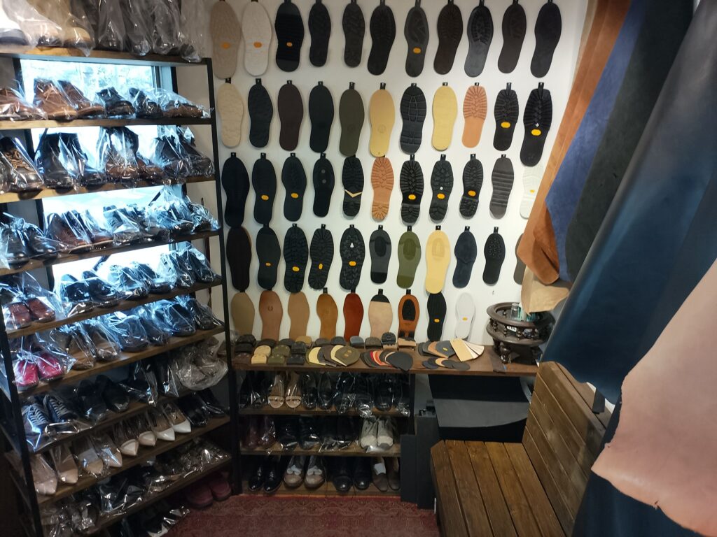 靴修理専門店Order靴修理修平 横浜店 店内風景｜豊富なオールソール素材と職人設備が揃う本格靴修理工房 全国対応 靴修理 郵送受付可

