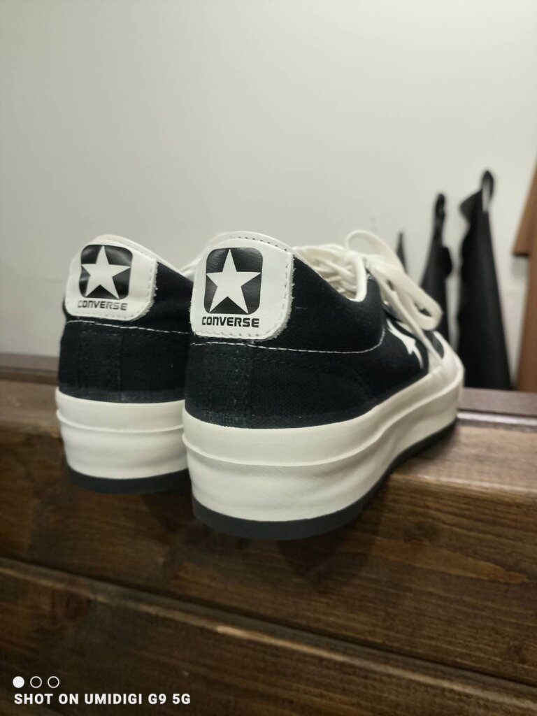 コンバース オールスター修理後のヒール側からの仕上がり。剥がれやすかったサイドテープ部分も補強され、後ろ姿まで美しい完成状態。横浜の靴修理専門店Order靴修理修平による施工例。