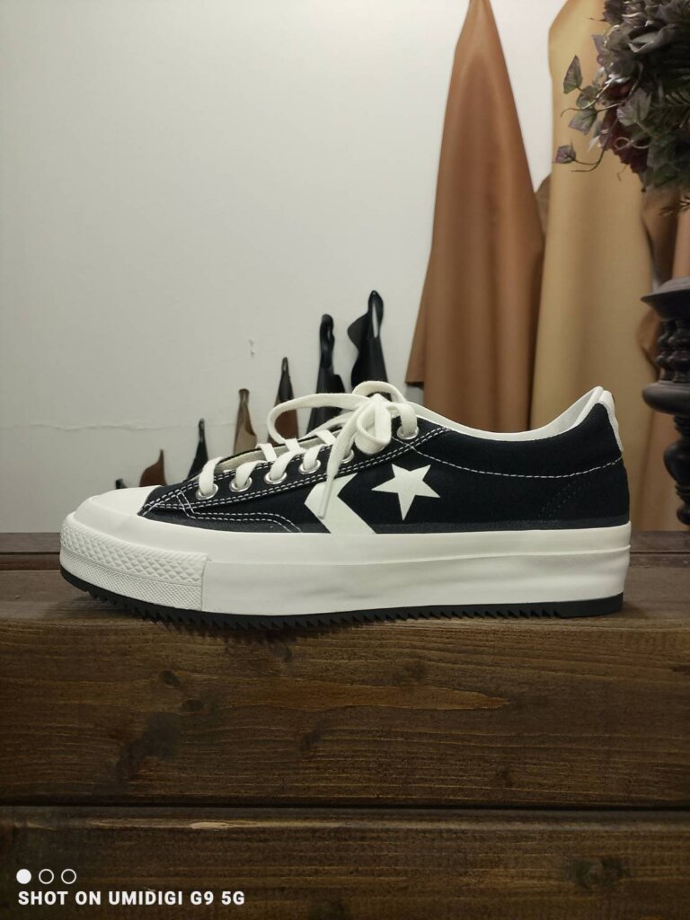 コンバース オールスターの修理完了後。ビブラムソールを使用した全面補強で、側面から見ても純正のような自然な仕上がり。耐摩耗性・屈曲性・接着力を高めた職人施工。