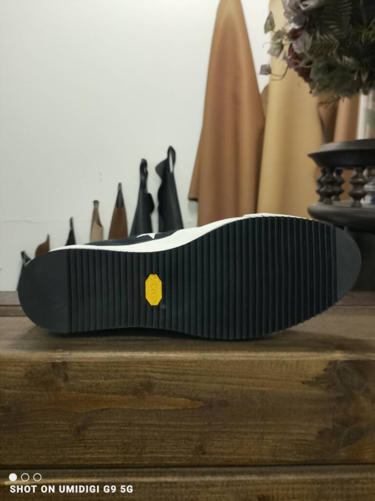 コンバース オールスターの修理後の状態。ソール全面をビブラムソールで補強し、サイドテープ剥がれを防止した仕上がり。靴底全体が均一に再構成され、グリップ力と耐久性を両立した施工事例。