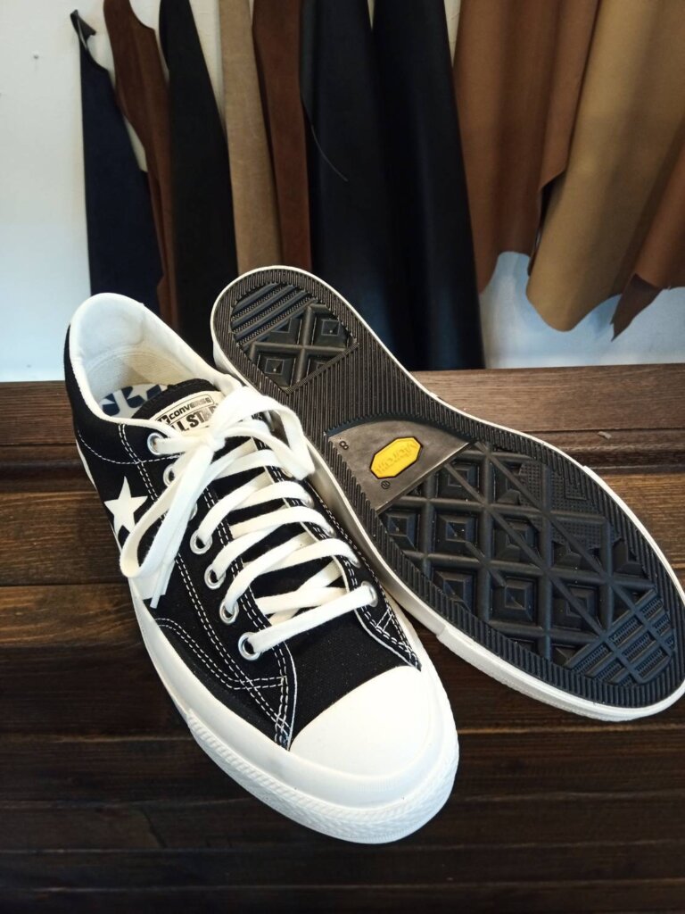 コンバース 靴修理 横浜。コンバース オールスターの修理前ソール部分の接写画像。サイドテープ際の剥がれと摩耗が進行し、グリップ面の硬化も確認できる。職人によるビブラムソールでの全面補強前の状態を記録。