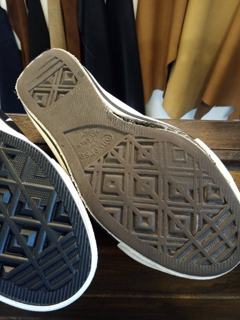 コンバース オールスターのサイドテープがソールから剥がれている修理前の状態。放置するとさらに剥がれが広がり、ソール全体の分離につながるため早めの補強修理が必要なケース。横浜の靴修理専門店Order靴修理修平による実例。