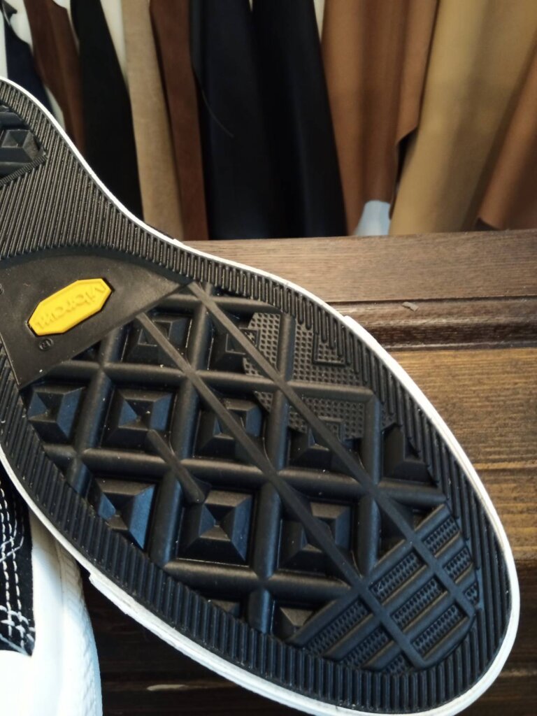 コンバース オールスター修理前の状態。ソール全体に摩耗が見られ、サイドテープ付近の接着が弱まり始めている。放置すると剥がれやすくなるため、全面補強修理が必要な状態を撮影した写真。