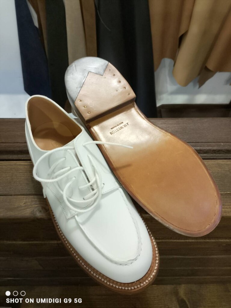 J.M. WESTON ジェイエムウエストン 革靴の新品ソール状態。トップリフトにスティール補強が施された純正仕様のレザーソール(横浜・山手店で撮影)