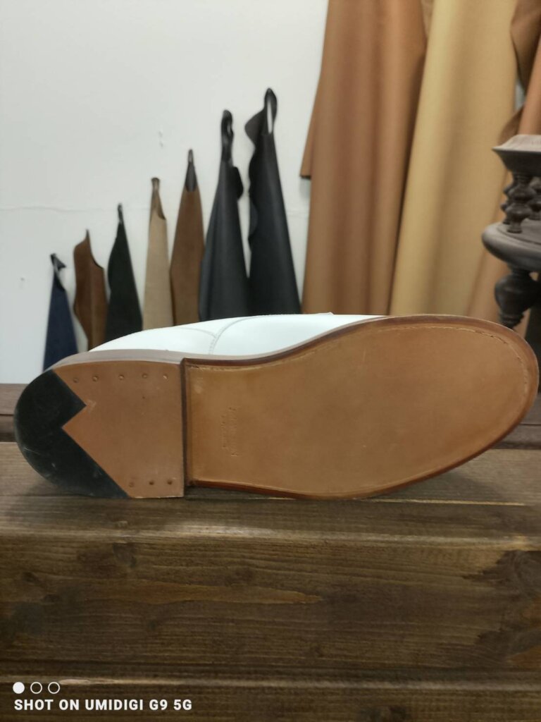 J.M. WESTON 純正レザーソールの新品状態。トップリフト金具付きで、フランス製特有のフラットな仕上げが際立つJ.M. WESTON 紳士靴(横浜 靴修理専門店Order靴修理修平)