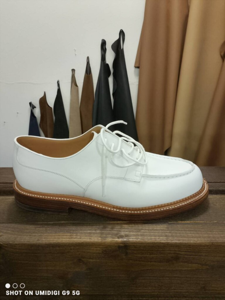 J.M. WESTON Uチップ ホワイトレザーの新品状態。厚みのあるレザーソールと美しいステッチラインが特徴の高級紳士靴(横浜 靴修理 修平)