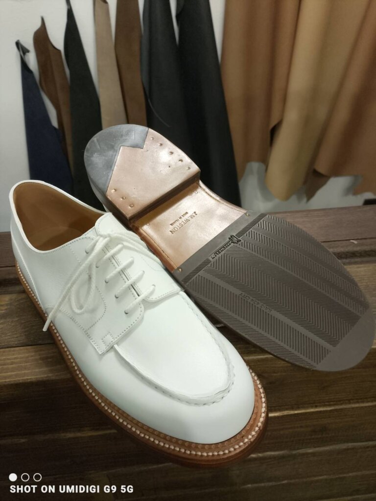 Golf triple sole derby #261。J.M. WESTON ジェイエムウエストン ホワイトレザー Uチップのハーフラバー補強後。ミシュラン製ラバーを使用し、純正フォルムを崩さず耐久性とグリップ性を向上させた仕上がり(横浜 靴修理 修平)