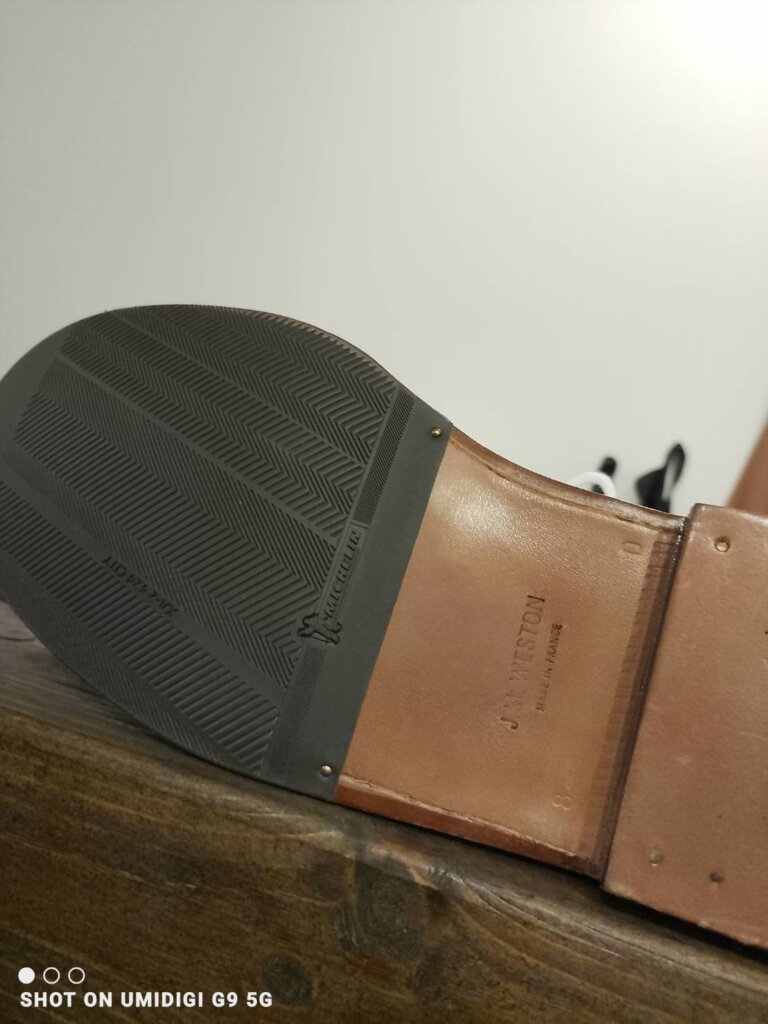 J.M. WESTON ハーフラバー補強後のソールディテール。ミシュラン製パターンラバーを使用し、純正の艶を保ったまま滑りにくく仕上げた職人施工(横浜 山手・本牧エリア対応)