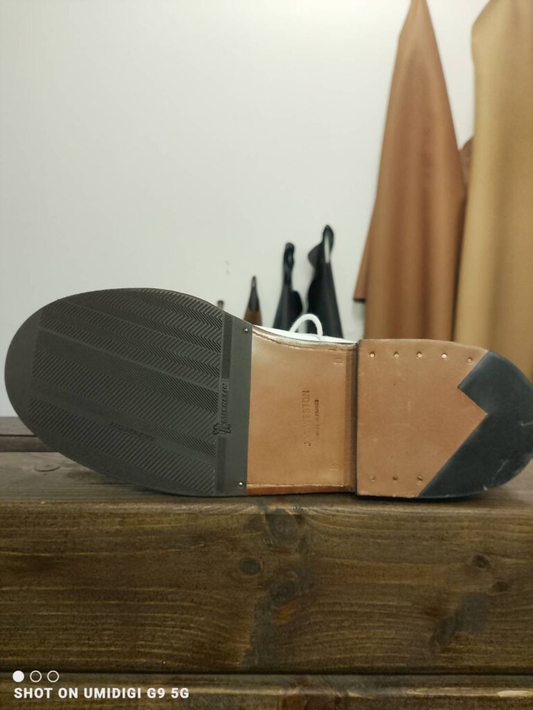 Golf triple sole derby #261J.M. WESTON 靴修理 横浜。純正レザーソールにミシュラン製ハーフラバーを段差ゼロで圧着し、自然な見た目と滑り止め効果を両立させたアフター施工(靴修理専門店Order靴修理修平)