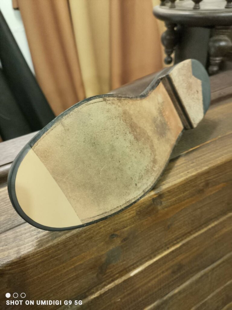 J.M. WESTON 靴修理 横浜のつま先ラバー補強後。レザーソールとラバーの段差をなくすよう精密に研磨し、ブランド特有のソール形状を崩さず自然に仕上げた修理後の状態。