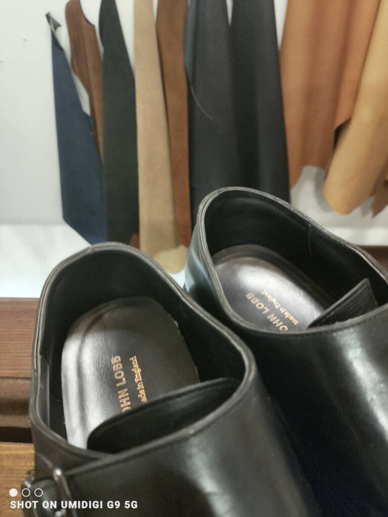 ジョンロブの履き口カウンターライニング交換後の状態。内部の擦れや破れを補修し、芯材を保護する高級靴の修理後写真。横浜の靴修理専門店Order靴修理修平による丁寧な仕上げ。
