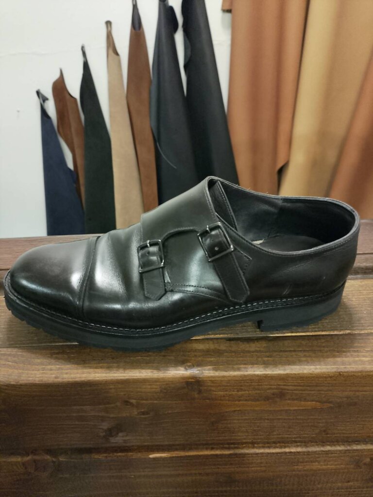 ジョンロブのダブルモンクストラップシューズ修理後の全体写真。ソール補強と履き口ライニング交換を施し、新品同様に蘇った高級紳士靴。横浜の靴修理専門店Order靴修理修平による仕上がり。
