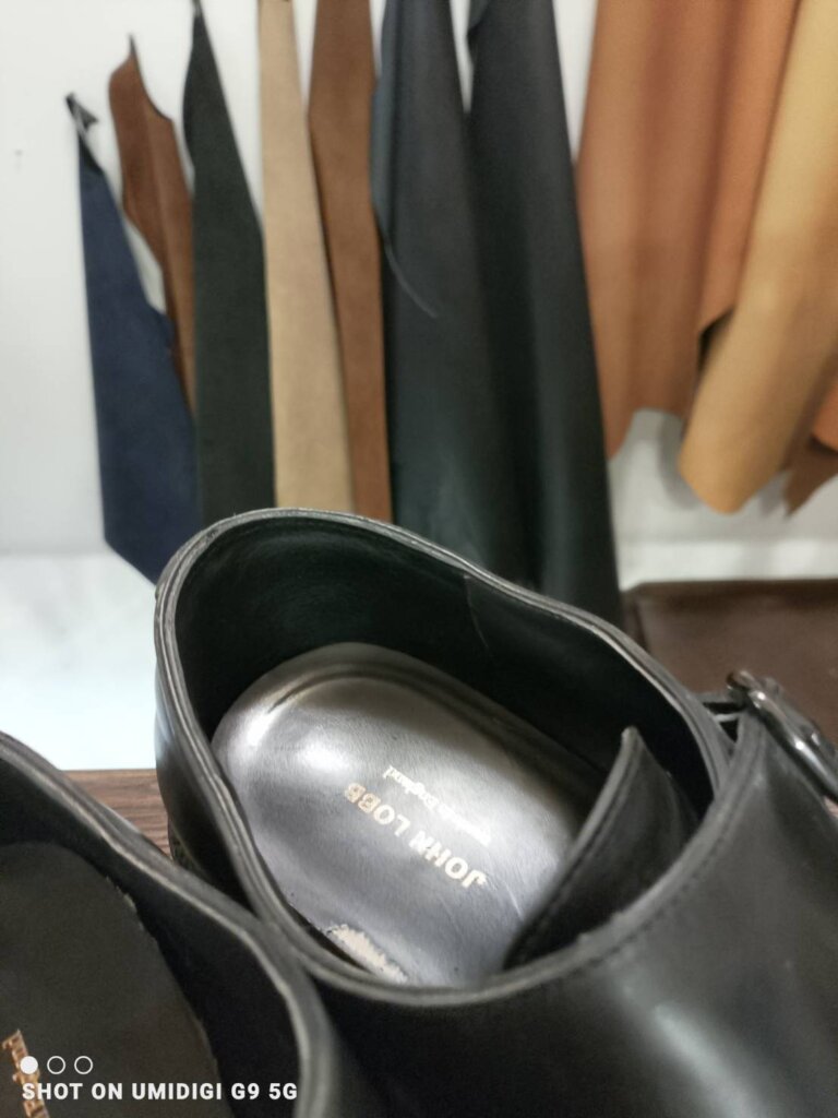 ジョンロブの履き口内部を新しいライニングで張り替えた修理後のアップ写真。革の質感を活かした自然な補修で型崩れを防止。横浜・山手エリア対応の靴修理専門店Order靴修理修平が施工。
