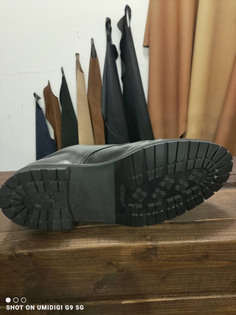 ジョンロブの靴底をビブラムソールで補強した修理後の状態。滑りにくく耐久性を高めたアウトソール補修事例。横浜の高級靴修理専門店Order靴修理修平による施工。
