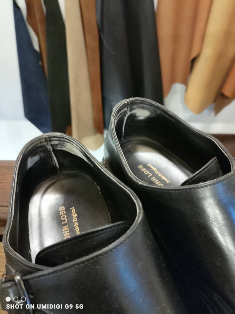 ジョンロブの履き口内部が擦れて破れている修理前の状態。カウンターライニングが摩耗し芯材が見え始めた高級靴の補修前写真。横浜・山手エリア対応の靴修理専門店Order靴修理修平が対応。
