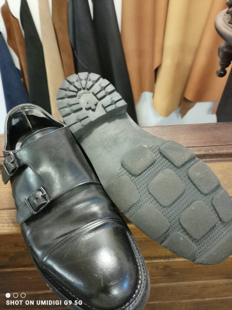 ジョンロブのモンクストラップシューズ修理前の状態。前底のラバー補強と履き口カウンターライニング交換を行う前の全体写真。横浜の靴修理専門店Order靴修理修平による高級靴修理事例。
