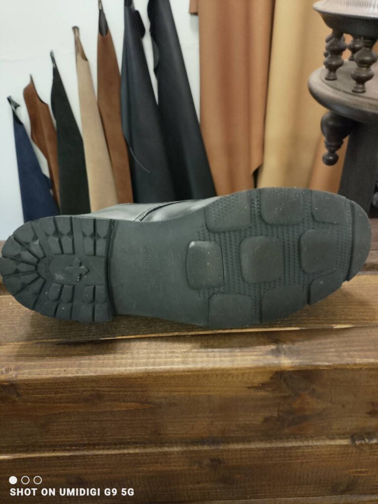 ジョンロブの靴底修理前の状態。アウトソールのラバーが摩耗し、グリップ力と耐久性が低下している様子。横浜の靴修理専門店Order靴修理修平で前底補強とカウンターライニング交換を行う前のビフォー写真。
