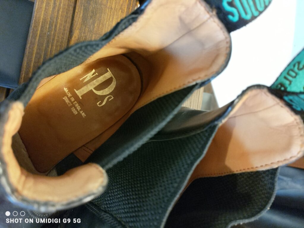 NPSブーツの履き口内側ライニング部分。イギリス製らしい堅牢な作りで、内側革の状態確認を行った様子。