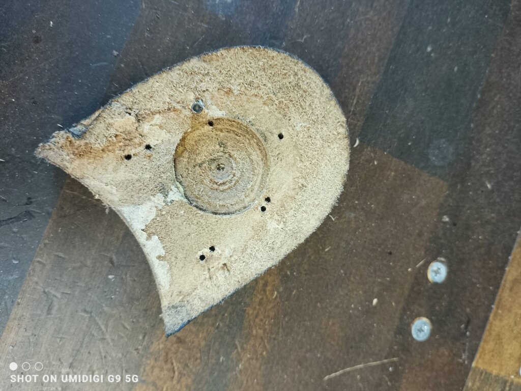 モレスキー 靴修理 音鳴りの原因|積み上げ部分のくり抜き加工によるヒール内部の劣化【横浜 高級靴 修理】