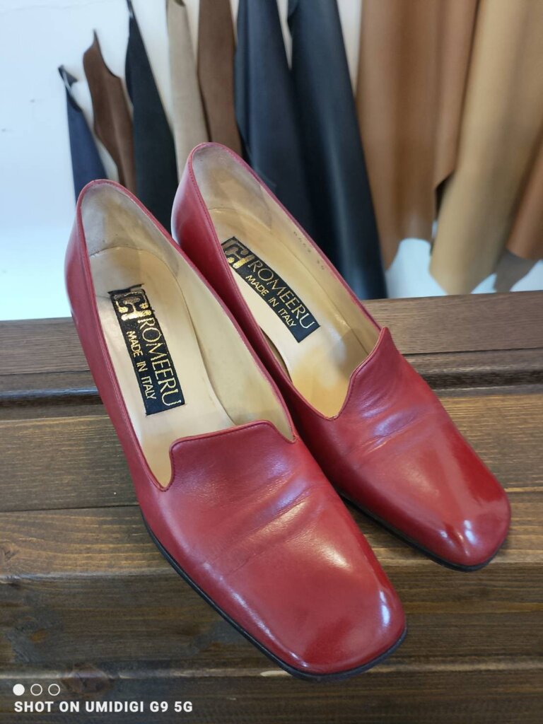 ロミエル パンプス修理後の状態。横浜・山手の職人による丁寧な靴磨きで鮮やかな赤色と上質な光沢が復活し、高級感のある仕上がりに再生された。