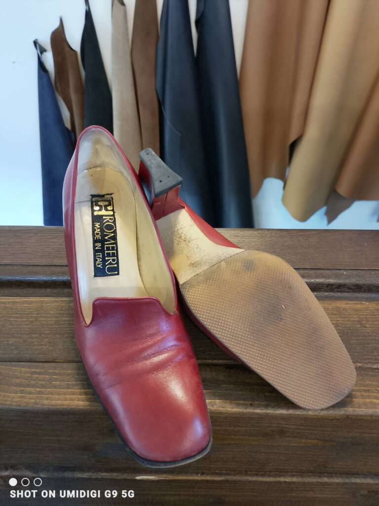 ロミエル パンプス 修理前。横浜・山手の靴修理専門店Order靴修理修平で撮影したロミエル パンプス修理前の状態。ソールが摩耗し、革全体の艶が失われて古びた印象になっている。