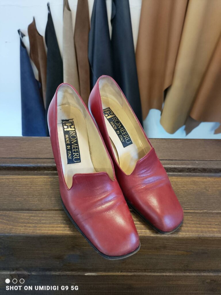 ロミエル パンプス修理前の状態。横浜・山手の職人が確認したところ、革の乾燥と色褪せにより赤レザー特有の光沢が失われている。