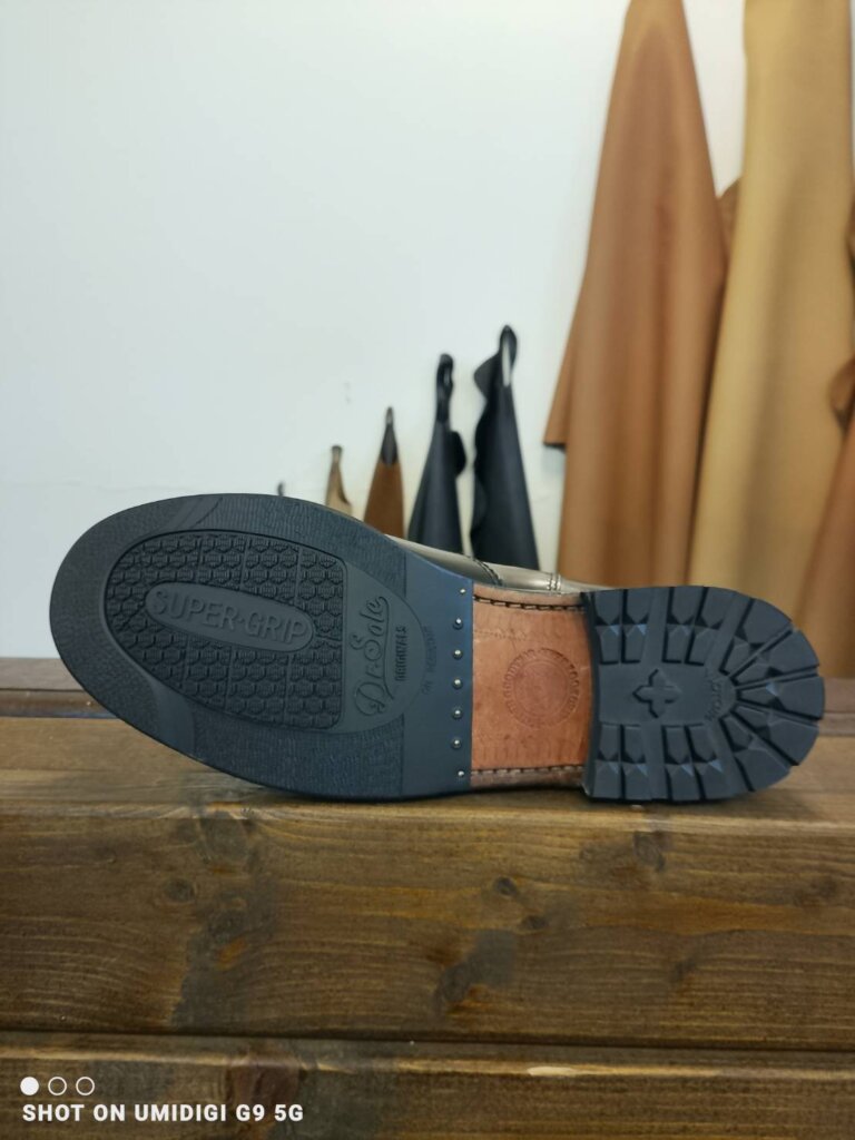 Dr.Soleスーパーグリップ仕様でソール補強を施したソロヴェアーブーツ修理後の底面。グリップ力と耐久性が大幅に向上。