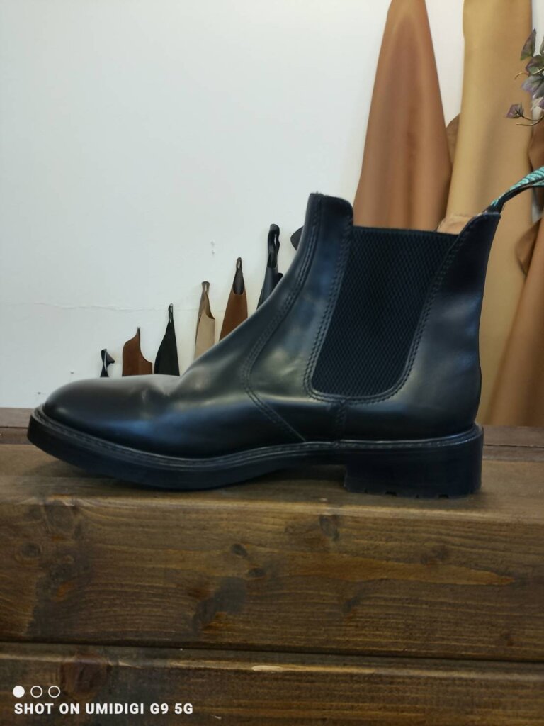 ソロヴェアーブーツ修理後のサイドビュー。ソール交換後に全体を丁寧に磨き上げ、革の艶とシルエットを美しく復元。