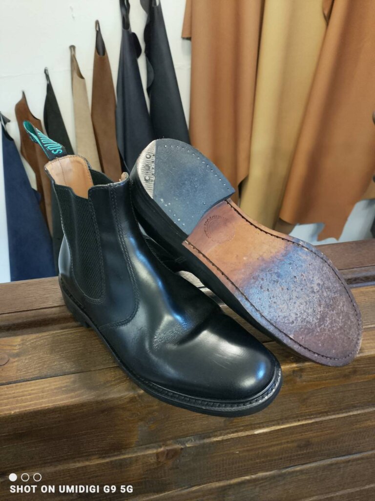 横浜でお預かりしたソロヴェアー(NPS製)ブーツの修理前。レザーソールとかかと金具の摩耗が見られる状態。