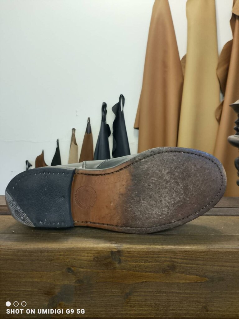 ソロヴェアーのレザーソール修理前の様子。トップリフトの摩耗と滑りやすさ改善のためにハーフラバー補強を予定。