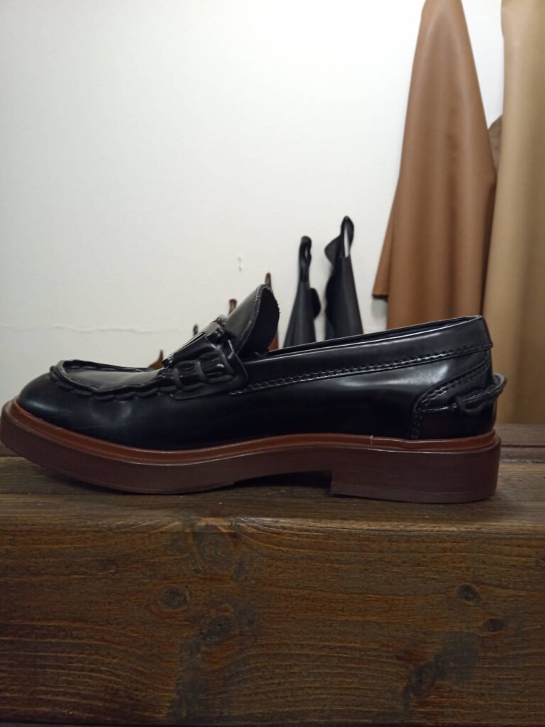 修理完了後のトッズローファーの側面。艶のある仕上がりで高級感を維持した美しい完成写真。