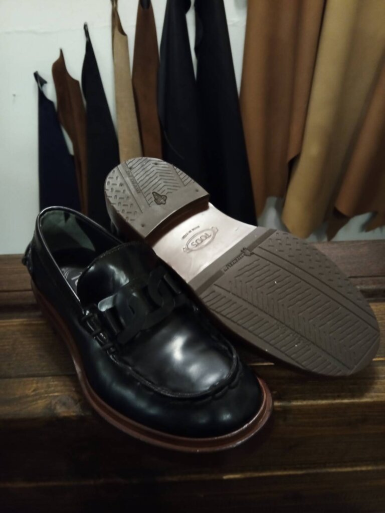 トッズのローファーをトップリフト交換で補強し、滑りにくく耐久性を高めた修理後の全体写真。