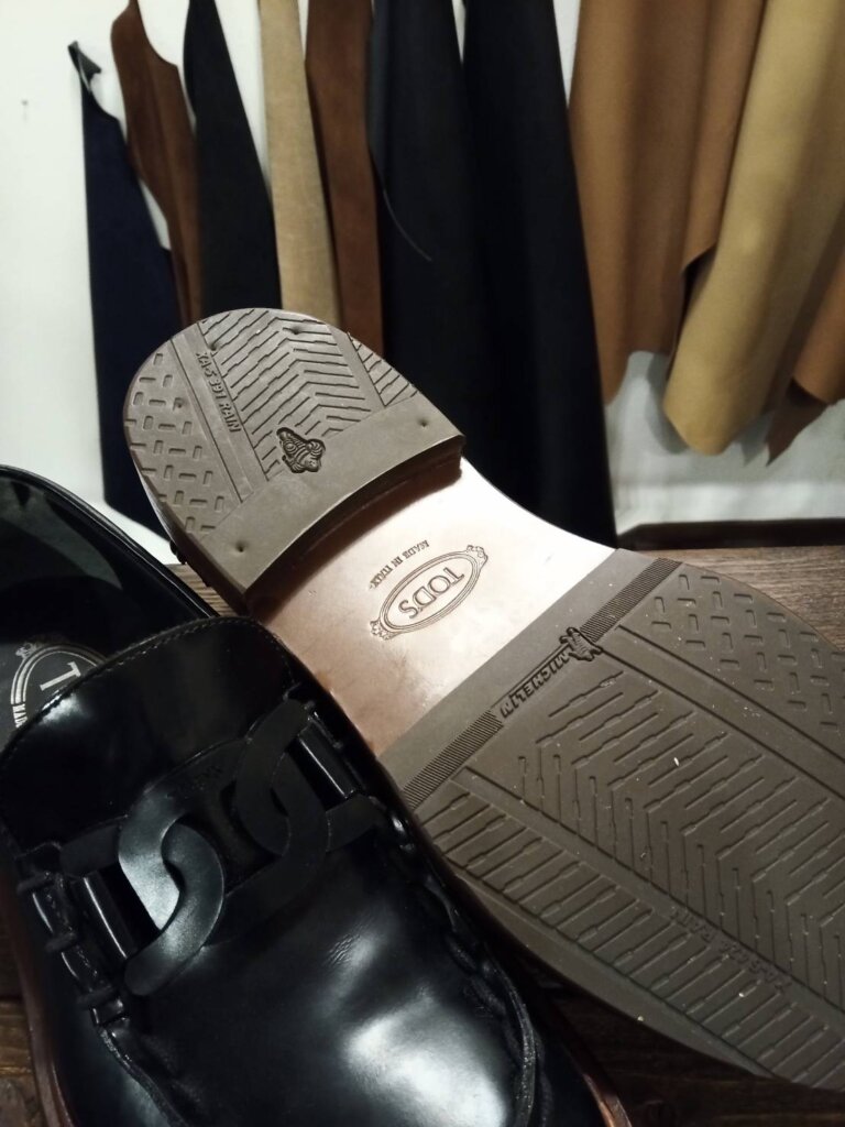 トップリフトを交換した後のトッズローファーのヒール部分。釘打ちでしっかり固定し安定性を強化した。