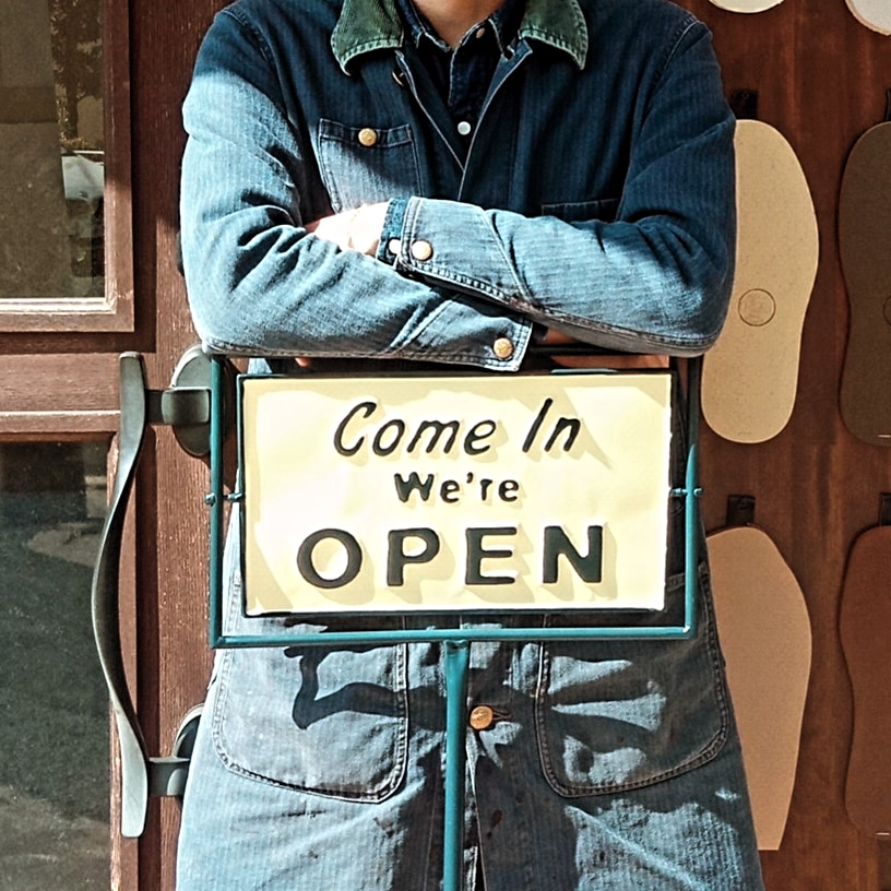 横浜 山手 靴修理専門店Order靴修理修平 店頭入口のOPENサインと職人。地域密着型の靴修理店として、革靴・ブーツ・スニーカー修理を職人が丁寧に対応しています。