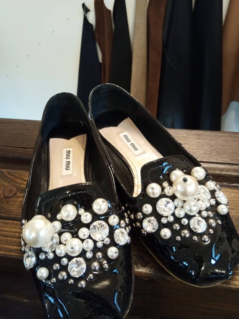 miu miu 靴修理 横浜miu miu パンプスのビジューが外れた修理前の状態。大粒パールとストーンが不安定で落下寸前になっている様子。