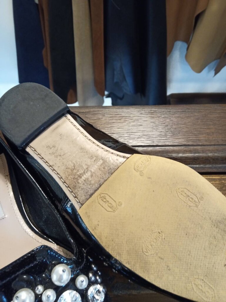 miu miu パンプス修理前のアウトソール。摩耗と汚れが目立ち、ハーフラバー部分が劣化している状態。