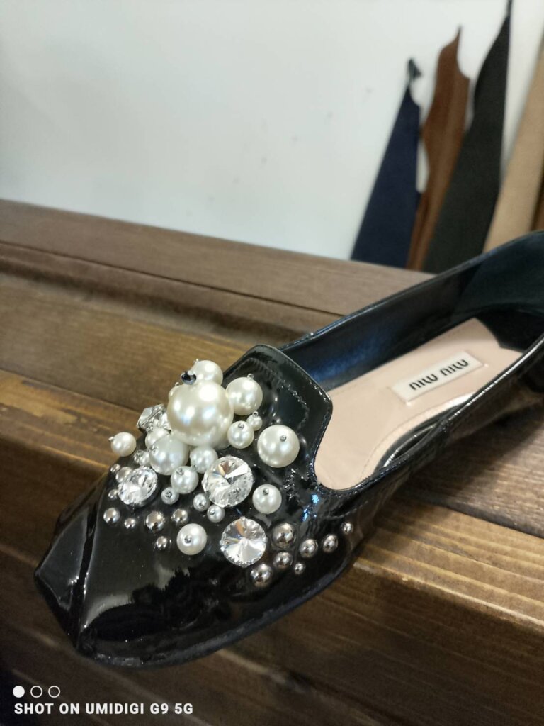 miu miu パンプスのビジュー再取り付け後の仕上がり。大粒パールとストーンが均等に補強され、美しく固定された状態。
